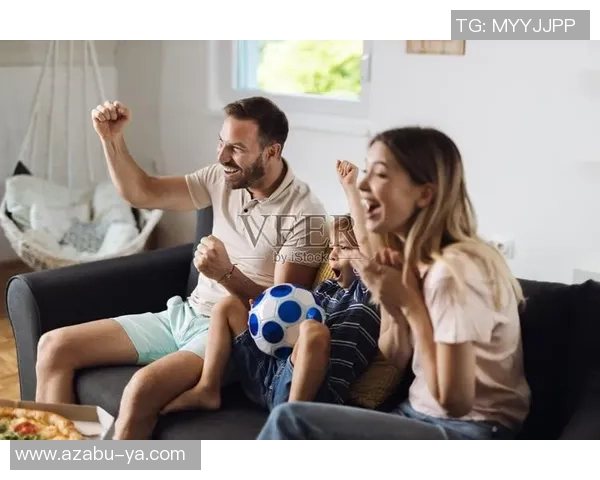 老婆为足球明星进球欢呼雀跃的温馨瞬间分享